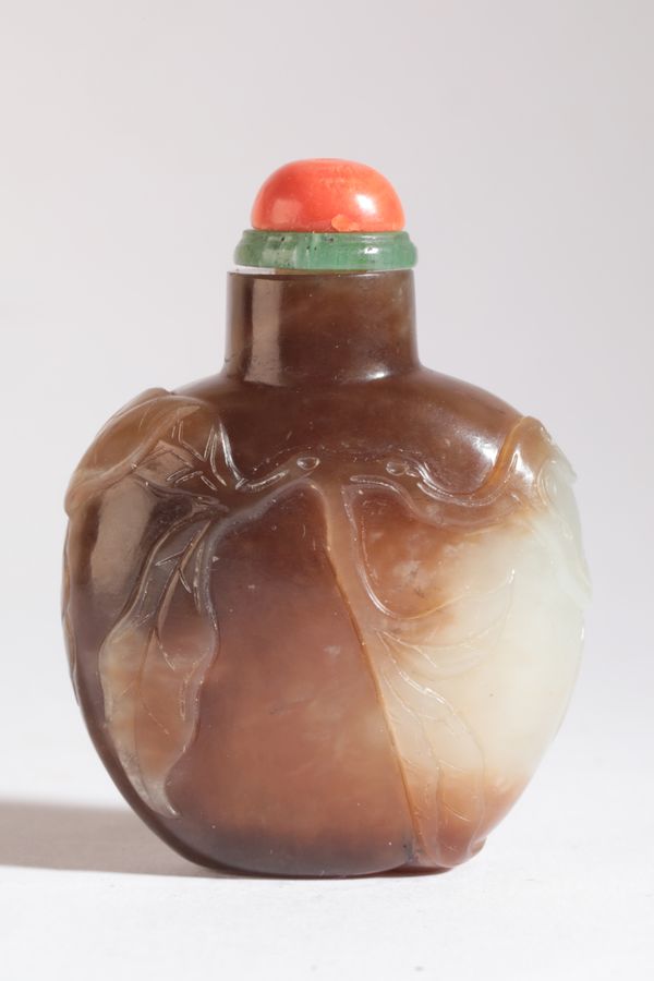 A CHINESE JADE SNUFF BOTTLE