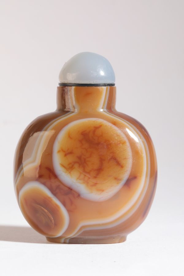 A CHINESE AGATE SNUFF BOTTLE