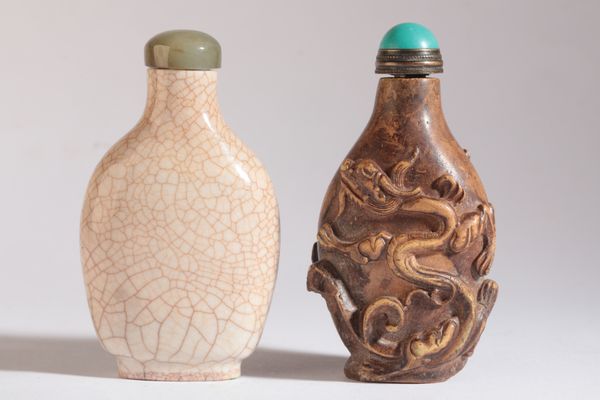 A CHINESE PORCELAIN CRACKLE-GLAZE SNUFF BOTTLE