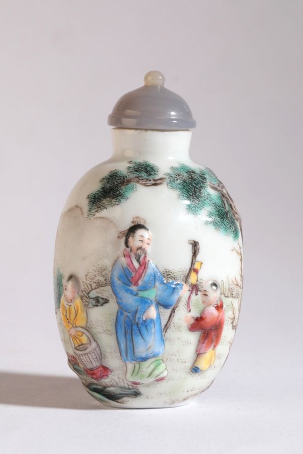 A CHINESE PORCELAIN SNUFF BOTTLE