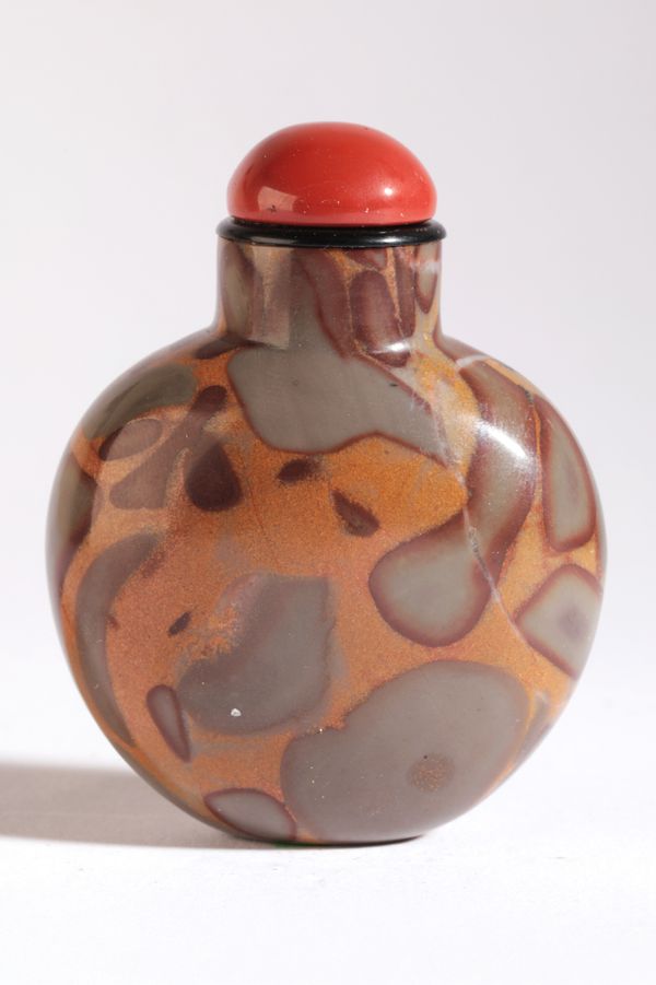 A CHINESE 'PUDDINGSTONE' SNUFF BOTTLE