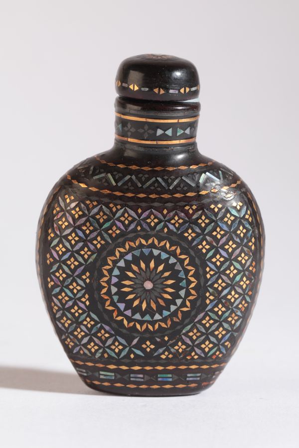 A CHINESE LAQUE BURGAUTE SNUFF BOTTLE