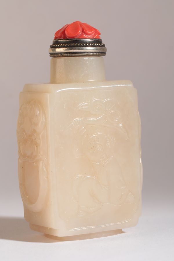 A CHINESE JADE SNUFF BOTTLE