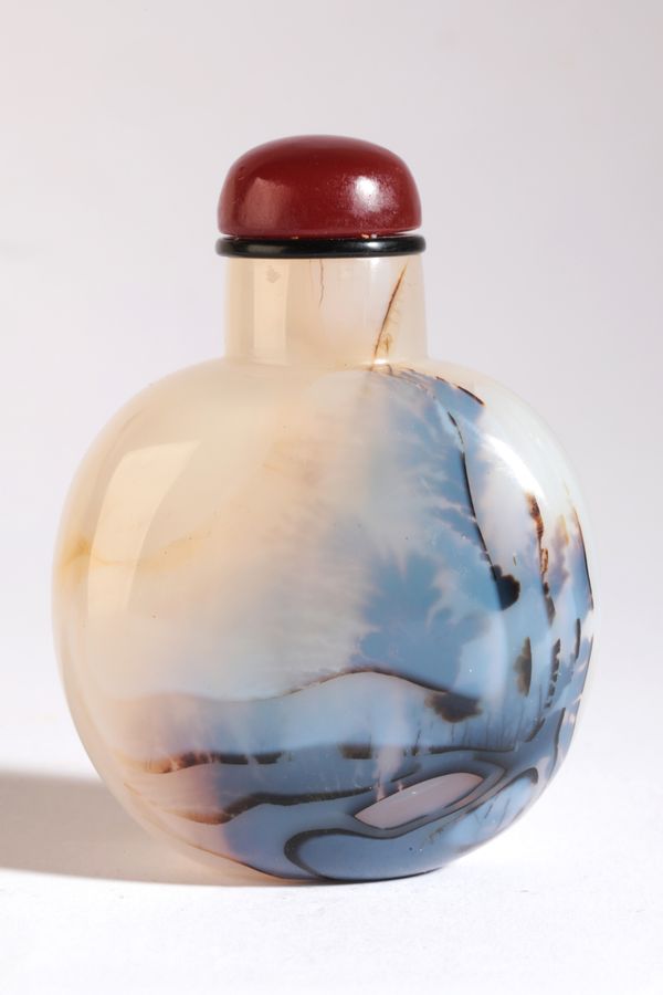 A CHINESE AGATE SNUFF BOTTLE