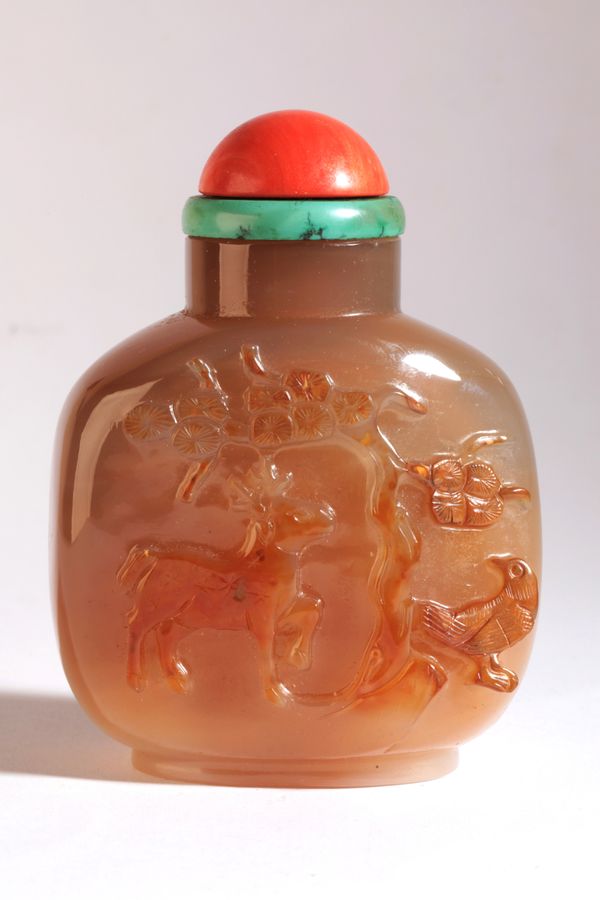 A CHINESE AGATE SNUFF BOTTLE