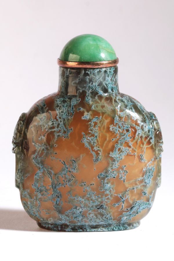 A CHINESE AGATE SNUFF BOTTLE