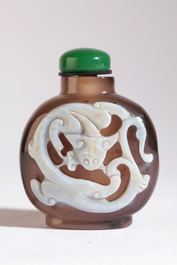 A CHINESE CARVED AGATE SNUFF BOTTLE