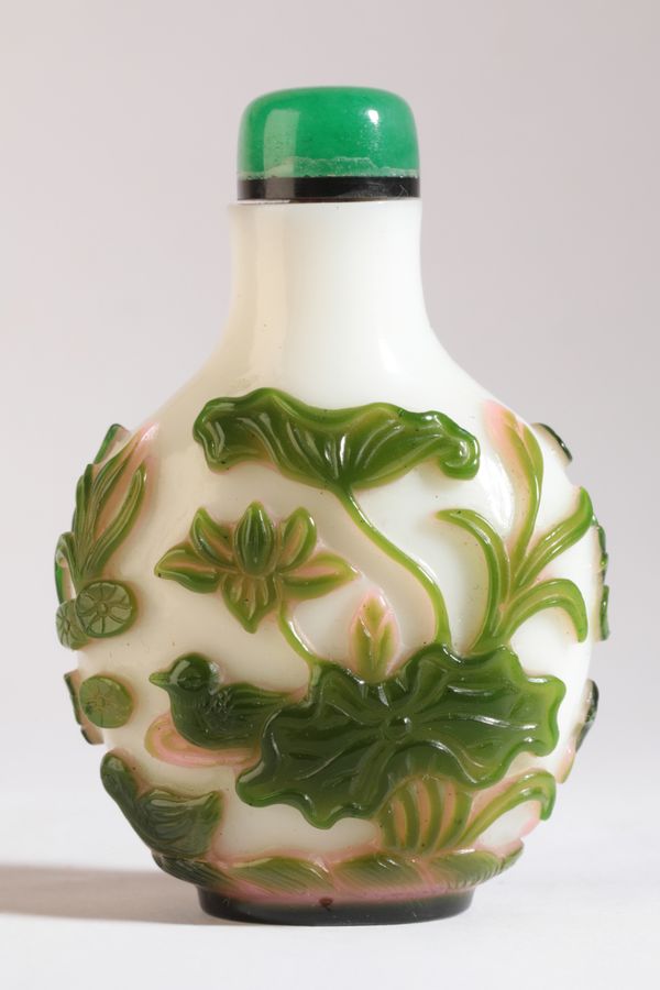 A CHINESE GREEN AND PINK OVERLAY GLASS SNUFF BOTTLE