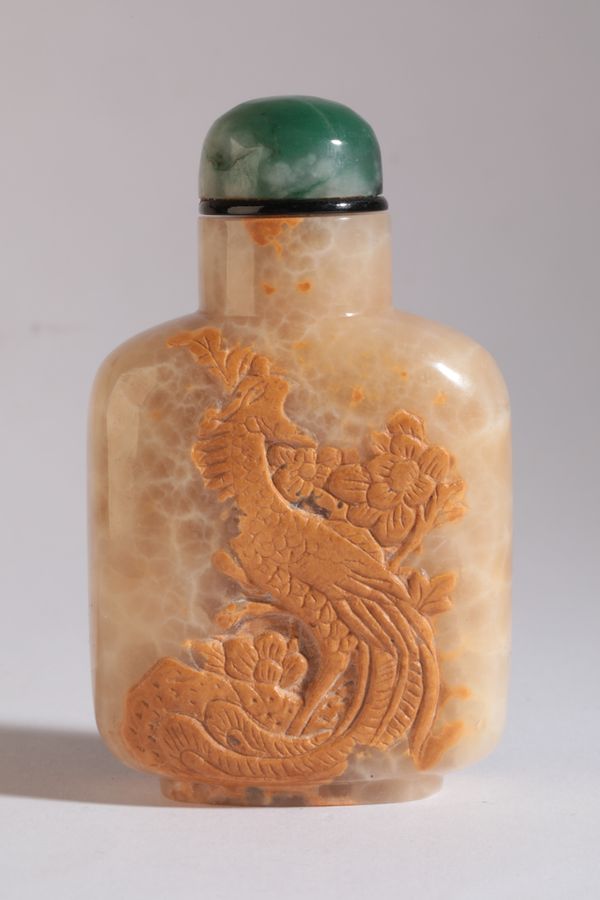 A CHINESE AGATE SNUFF BOTTLE