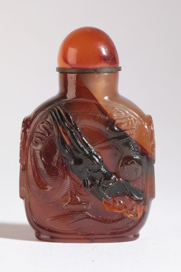 A CHINESE AGATE SNUFF BOTTLE