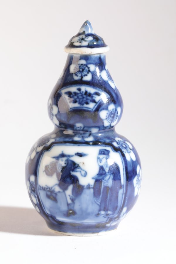 A CHINESE PORCELAIN SNUFF BOTTLE