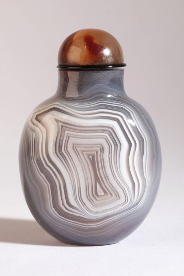 A CHINESE GREY AGATE SNUFF BOTTLE