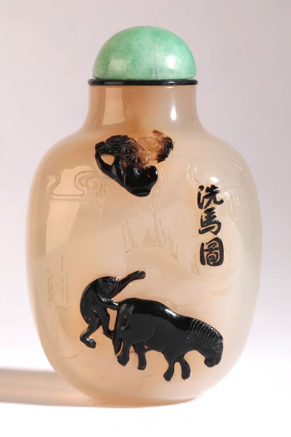 A CHINESE AGATE SNUFF BOTTLE