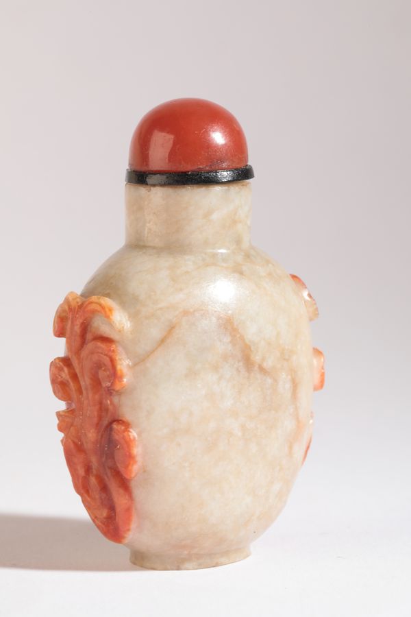 A CHINESE JADE SNUFF BOTTLE