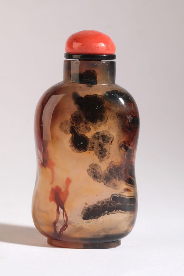 A CHINESE AGATE SNUFF BOTTLE