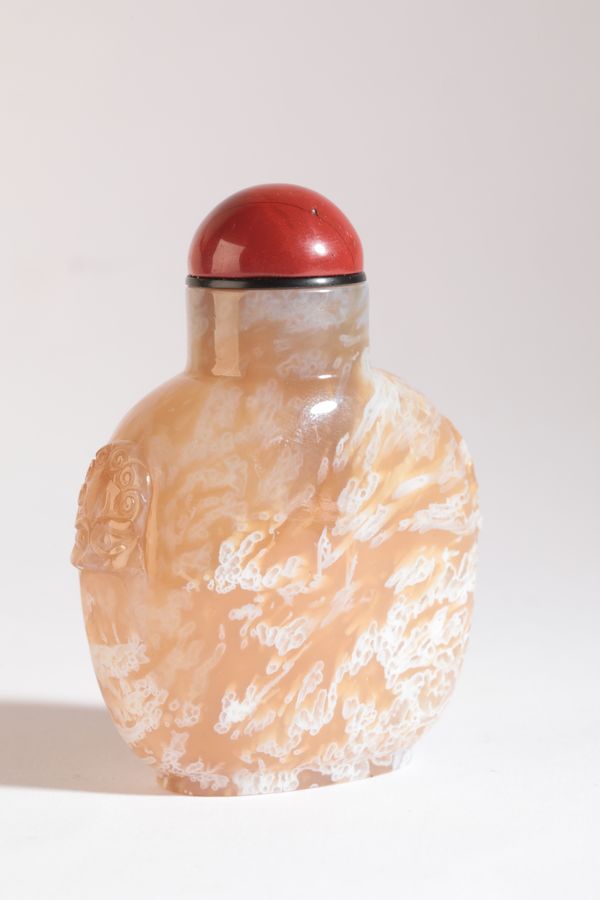 A CHINESE 'MACARONI' AGATE SNUFF BOTTLE