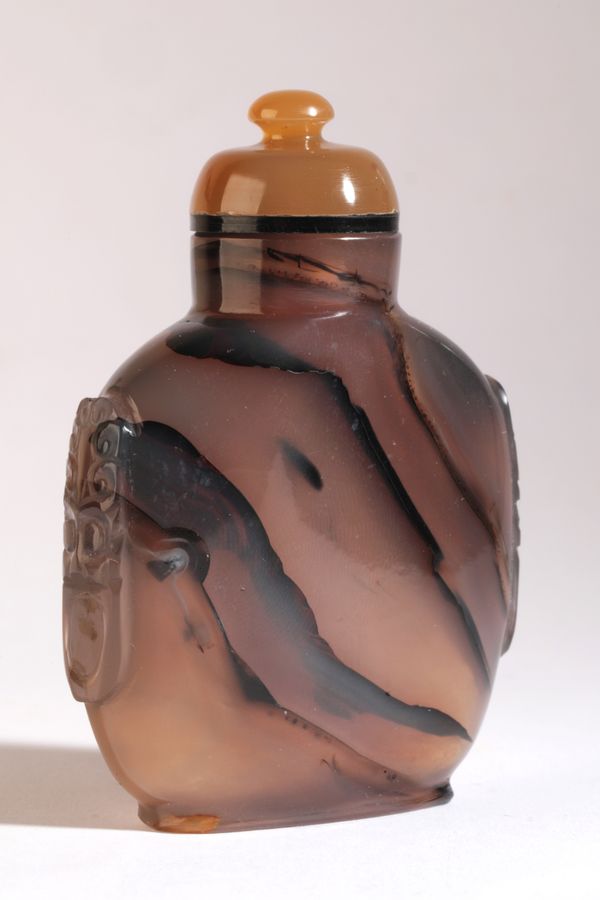 A CHINESE AGATE SNUFF BOTTLE