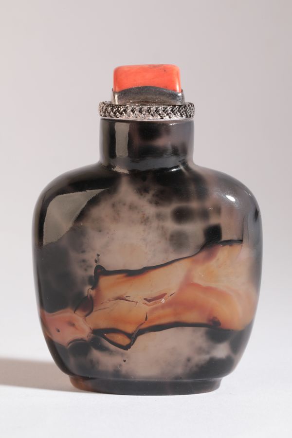 A CHINESE AGATE SNUFF BOTTLE