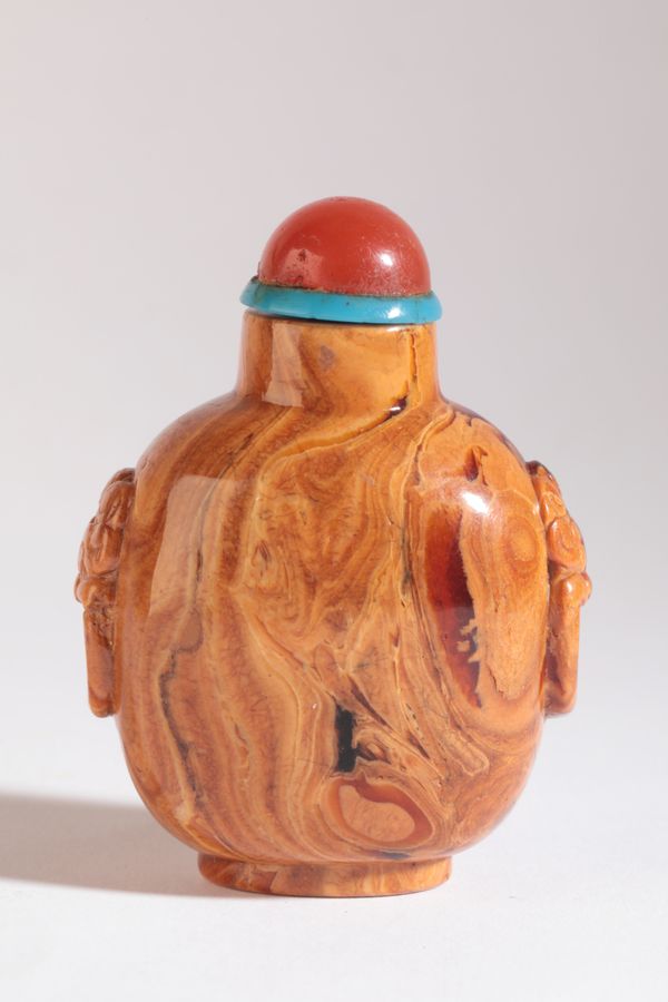 A CHINESE ROOT AMBER SNUFF BOTTLE