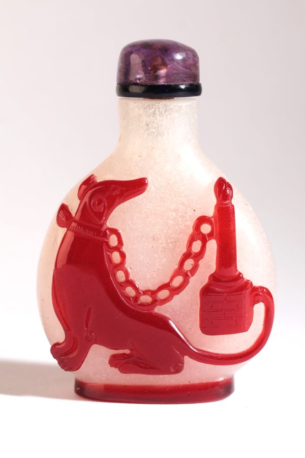 A CHINESE OVERLAY GLASS SNUFF BOTTLE