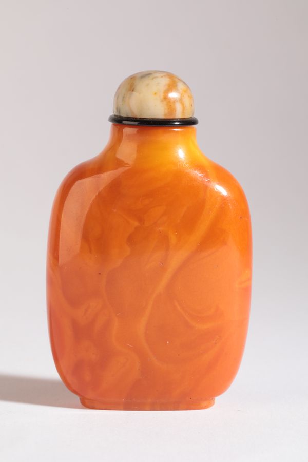 A CHINESE AMBER SNUFF BOTTLE