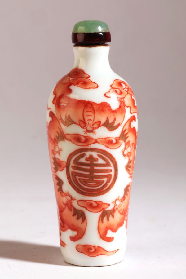 A CHINESE PORCELAIN SNUFF BOTTLE