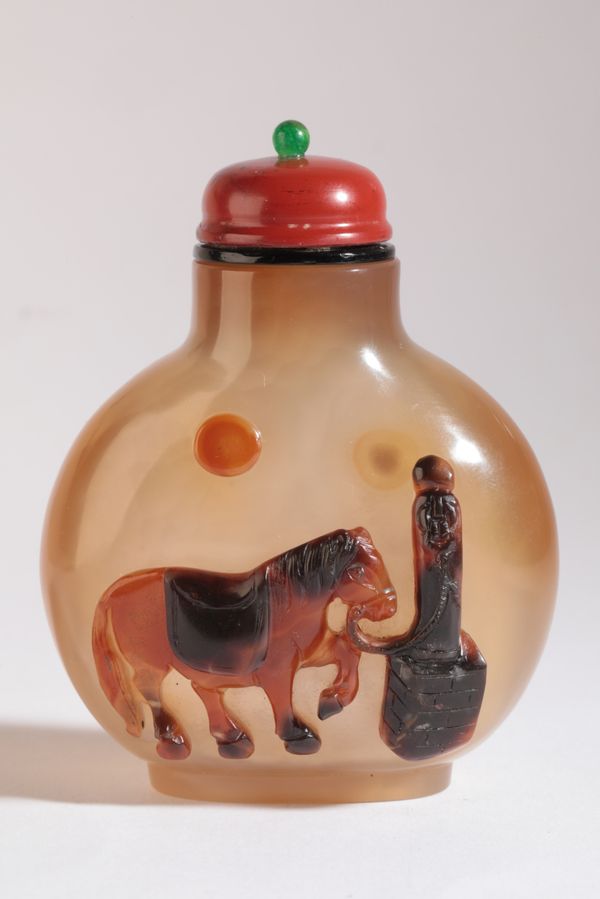 A CHINESE AGATE SNUFF BOTTLE