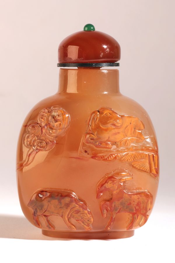 A CHINESE AGATE SNUFF BOTTLE