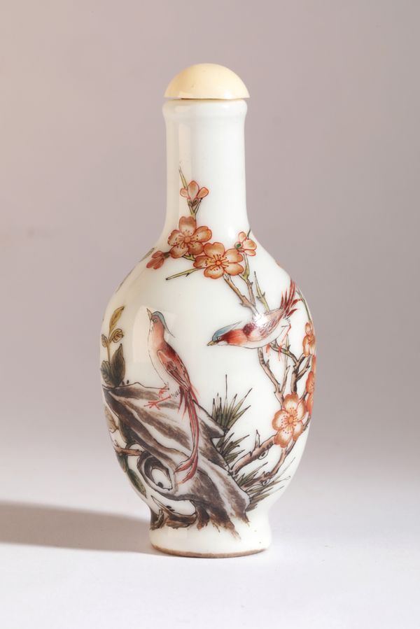 A CHINESE PORCELAIN SNUFF BOTTLE