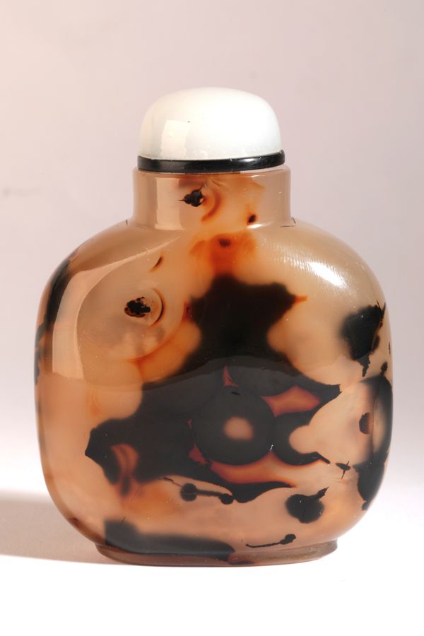 A CHINESE AGATE SNUFF BOTTLE