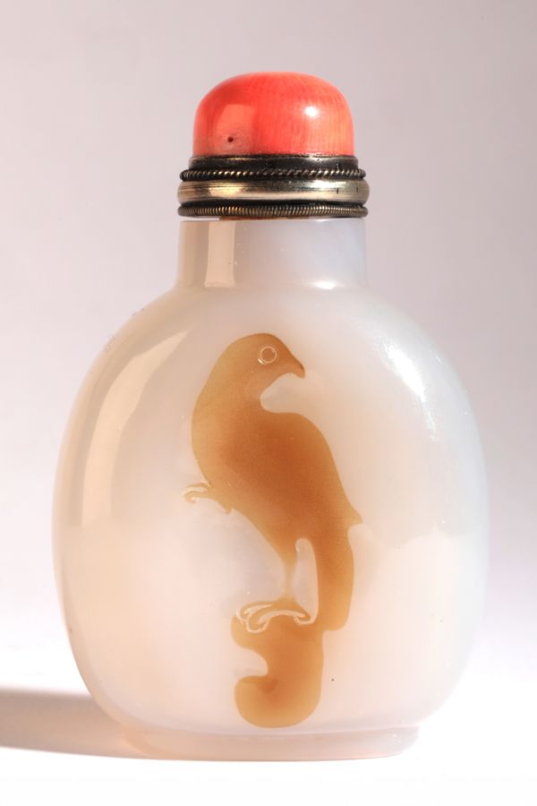 A CHINESE AGATE SNUFF BOTTLE