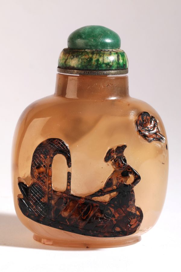 A CHINESE AGATE SNUFF BOTTLE