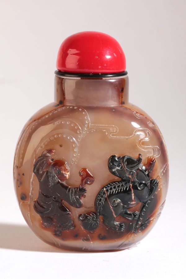 A CHINESE AGATE SNUFF BOTTLE