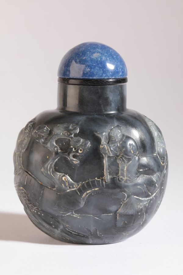 A CHINESE JADE SNUFF BOTTLE