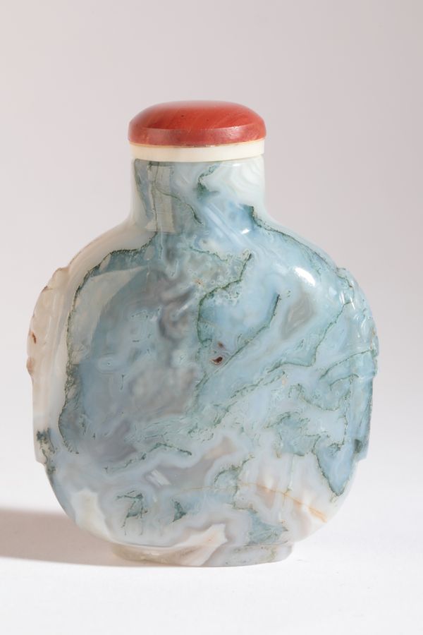 A CHINESE AGATE SNUFF BOTTLE