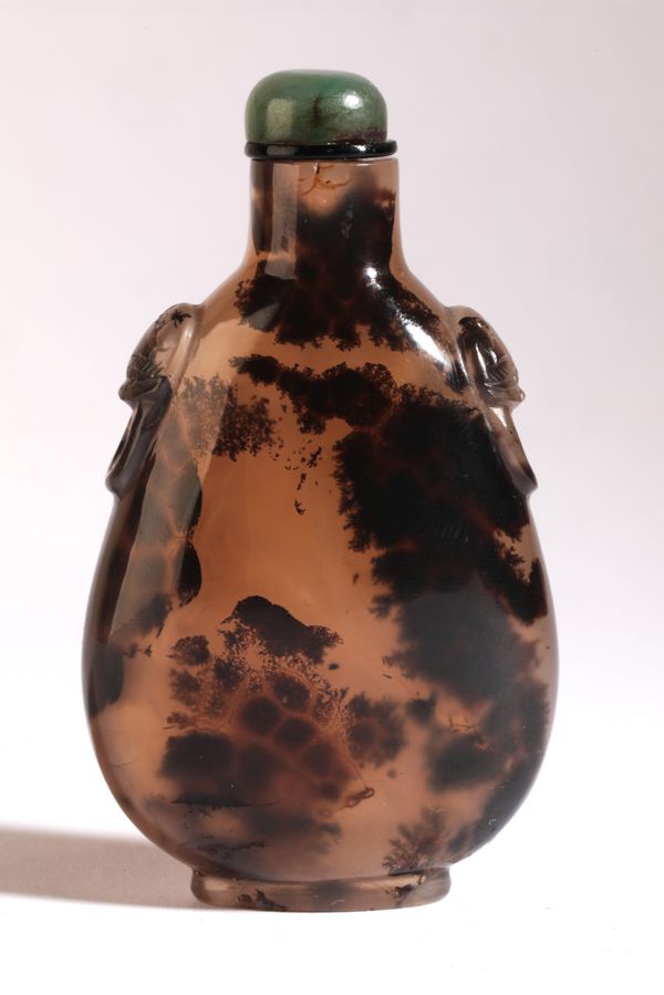 A CHINESE AGATE SNUFF BOTTLE