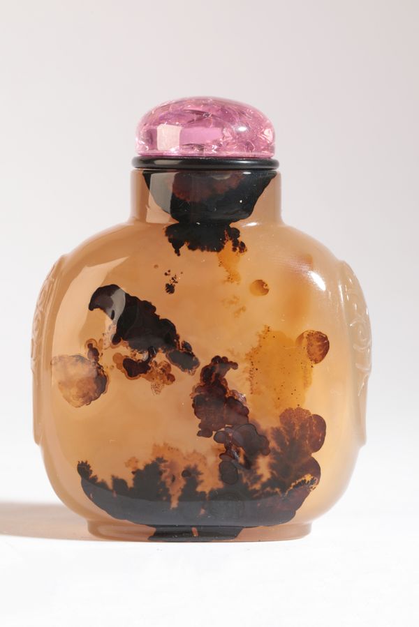 A CHINESE SHADOW AGATE 'MAGPIES' SNUFF BOTTLE