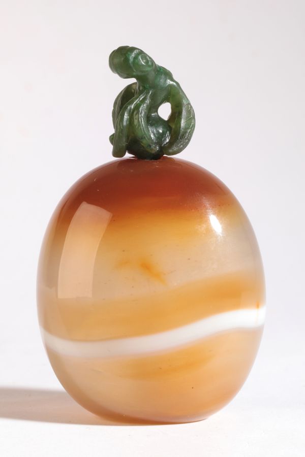 A CHINESE AGATE SNUFF BOTTLE