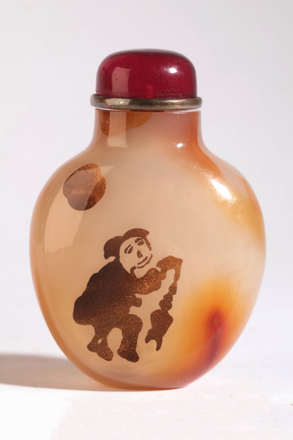 A CHINESE 'SILHOUETTE' AGATE SNUFF BOTTLE