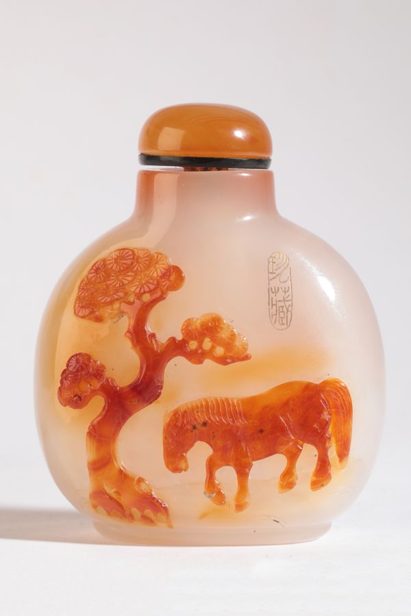 A CHINESE AGATE SNUFF BOTTLE