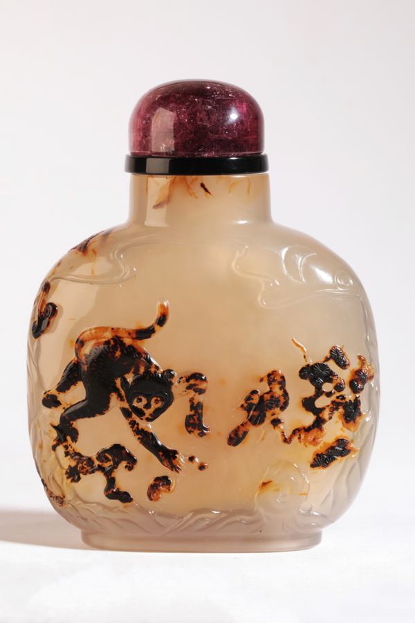 A CHINESE AGATE SNUFF BOTTLE