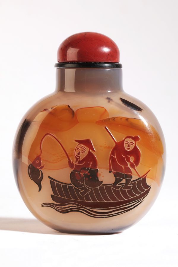 A CHINESE 'SILHOUETTE' AGATE SNUFF BOTTLE