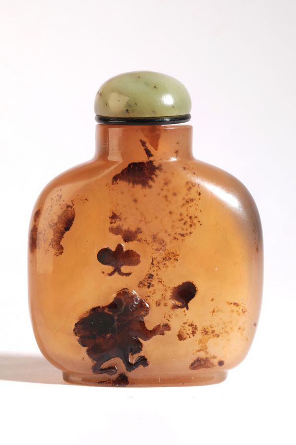 A CHINESE AGATE SNUFF BOTTLE