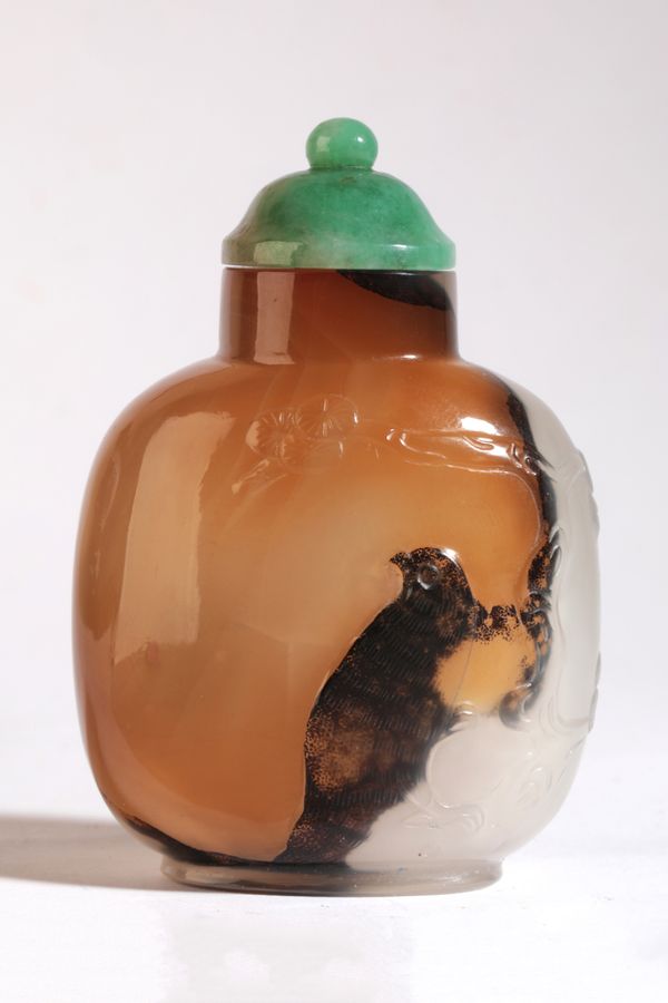 A CHINESE AGATE SNUFF BOTTLE