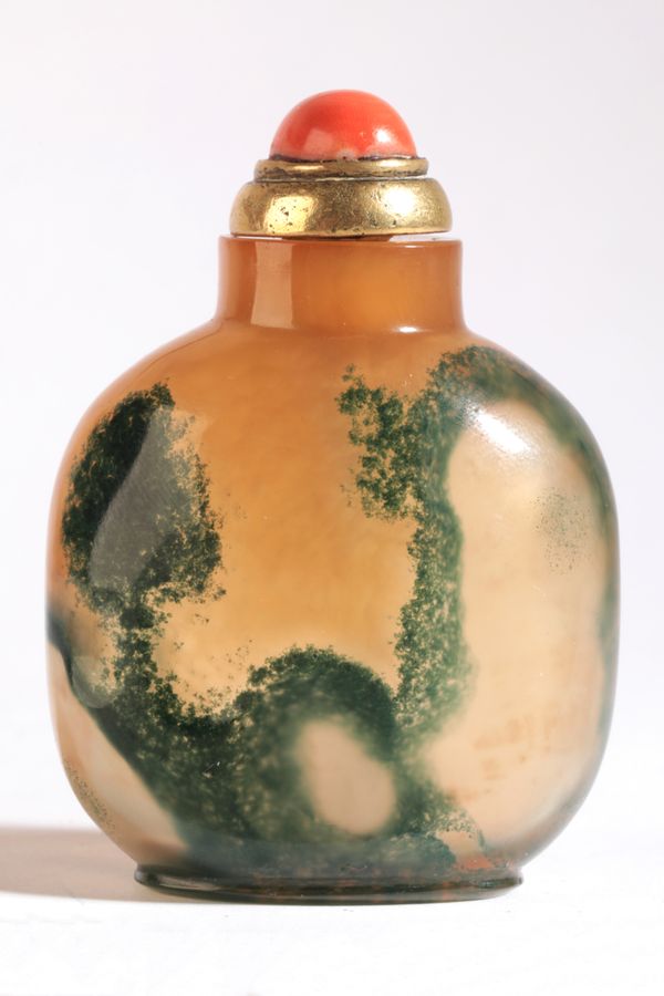 A CHINESE AGATE SNUFF BOTTLE