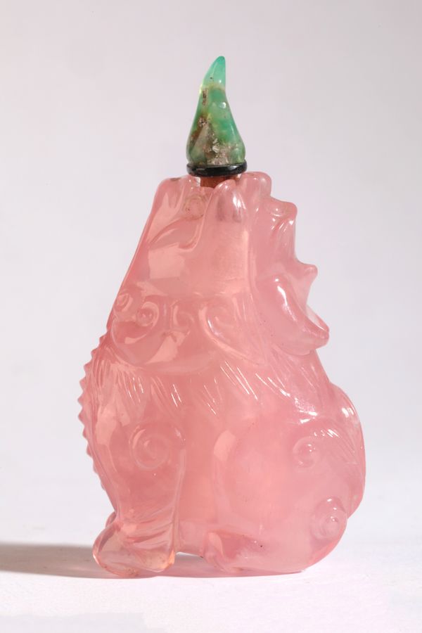 A CHINESE 'ROSE' QUARTZ SNUFF BOTTLE