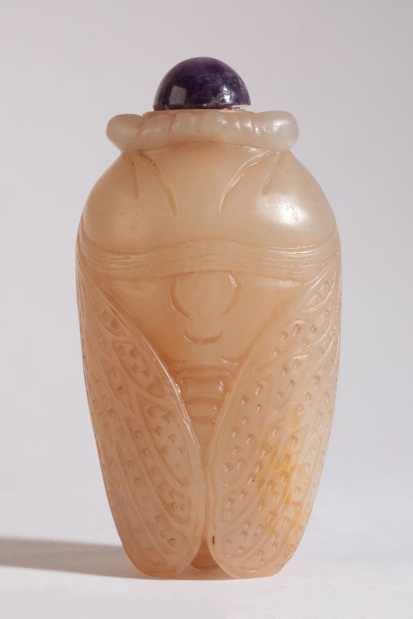 A CHINESE JADE CIRCADA SNUFF BOTTLE