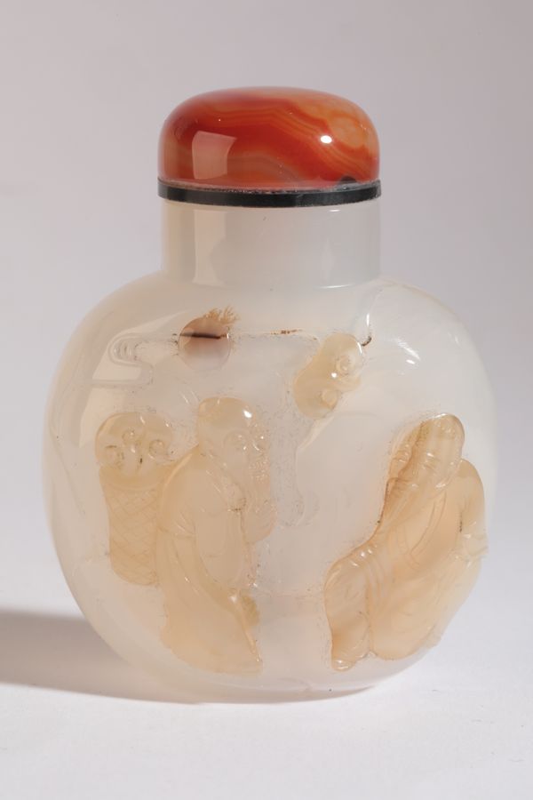 A CHINESE AGATE SNUFF BOTTLE