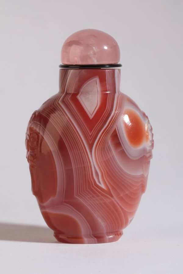 A CHINESE AGATE SNUFF BOTTLE