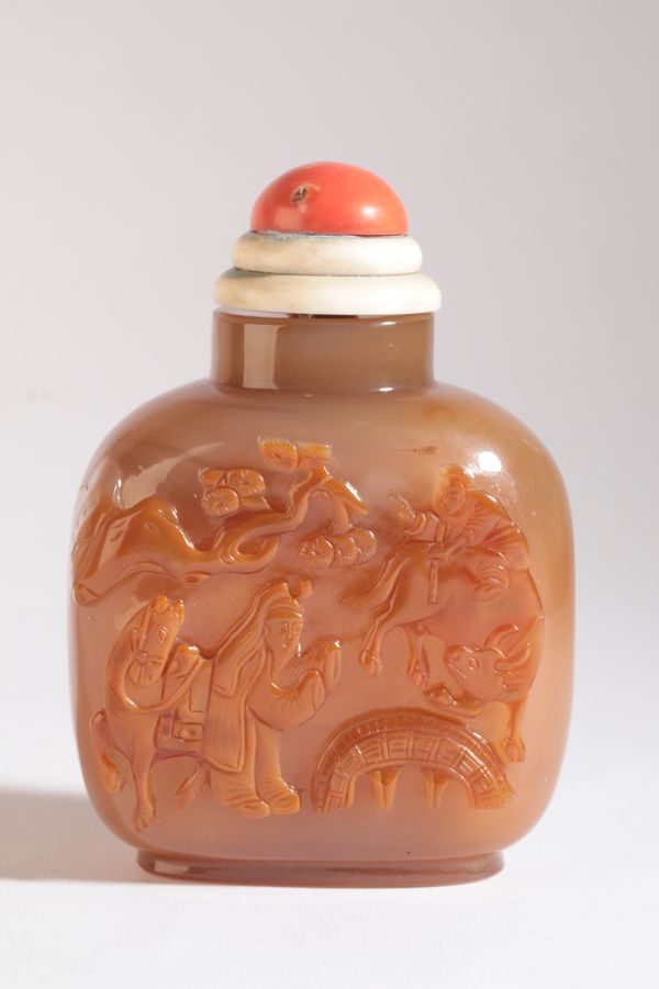 A CHINESE AGATE SNUFF BOTTLE